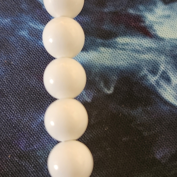 1960s LARGE MODULAR KENNETH JAY LANE CERAMIC WHITE PENDANT AND BEADS - Picture 6 of 16